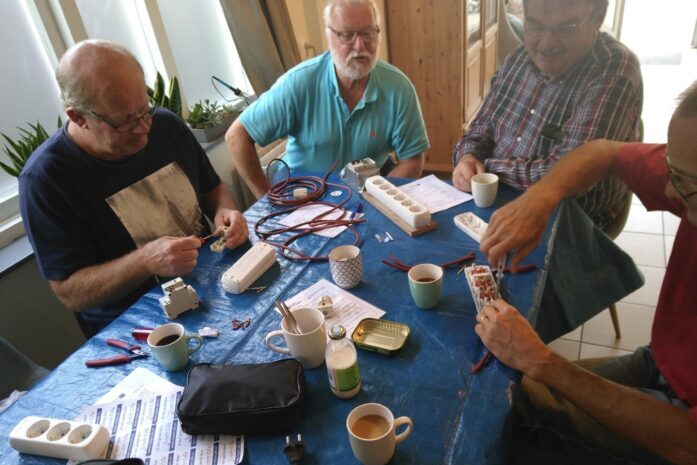 Senioren repareren apparaten in het ZAS Repair Café Zuidplas