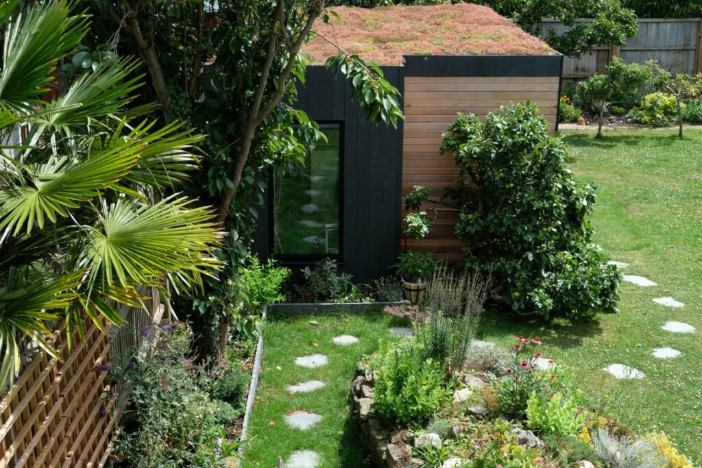 Een huis met een groen dak